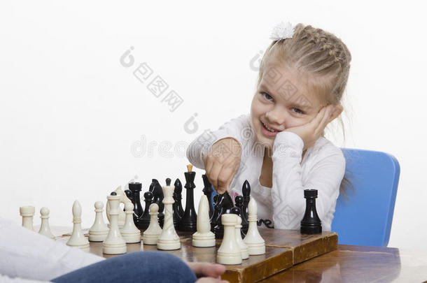 下象棋的女孩心情很好