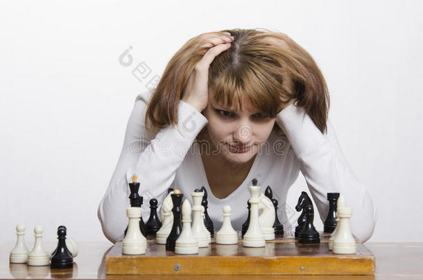 在国际象棋比赛中考虑搬家的年轻女孩