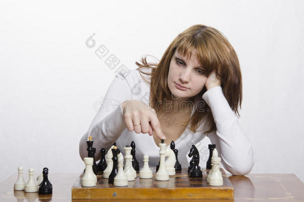 在国际象棋比赛中考虑搬家的年轻女孩