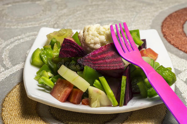 粉红叉子和绿色沙拉
