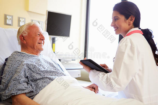 医生拿着数码药片在医院与病人交谈