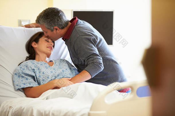 丈夫在医院探望妻子