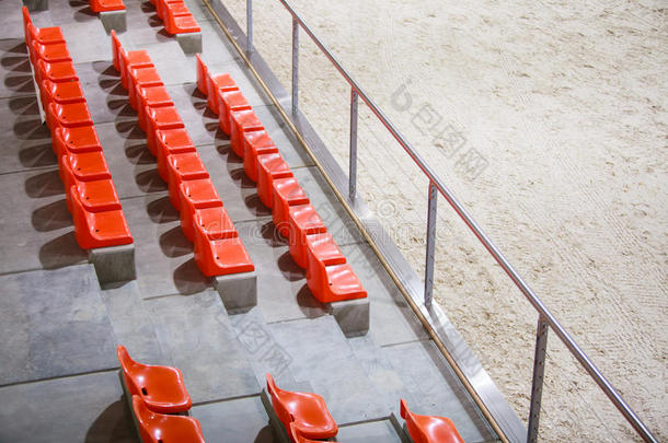 红色体育场座位特写。空摊位。团队运动支持者