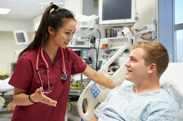 急诊室年轻男病人与女护士交谈