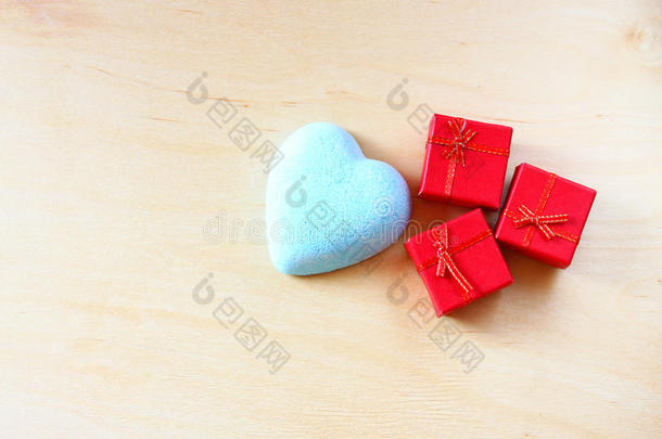 红色礼品盒和心形木制背景，带文案空间