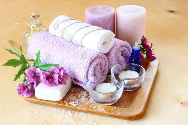 使用天然肥皂、蜡烛和毛巾进行spa和健康护理。天然木质背景
