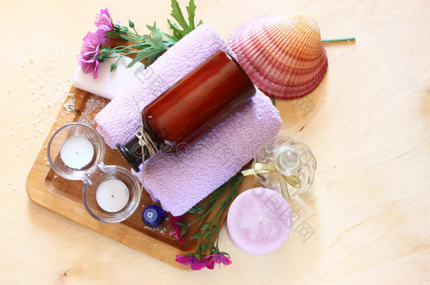 使用天然肥皂、蜡烛和毛巾进行spa和健康护理。天然木质背景