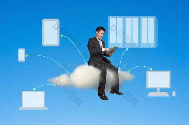 坐在云端使用平板电脑连接其他设备的商人
