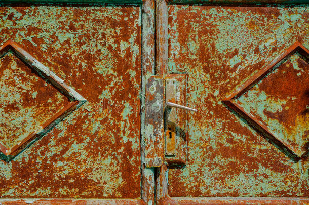 生锈的旧金属门。hdr图片