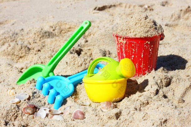 儿童<strong>沙滩</strong>玩具-<strong>阳光</strong>明媚的<strong>沙滩</strong>上的桶、铲子和铲子
