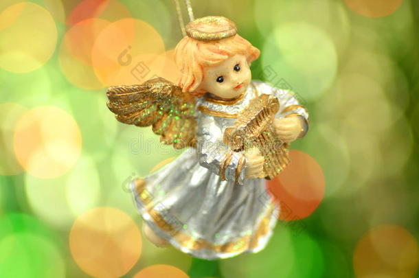 圣诞装饰，小天使<strong>弹琴</strong>的身影