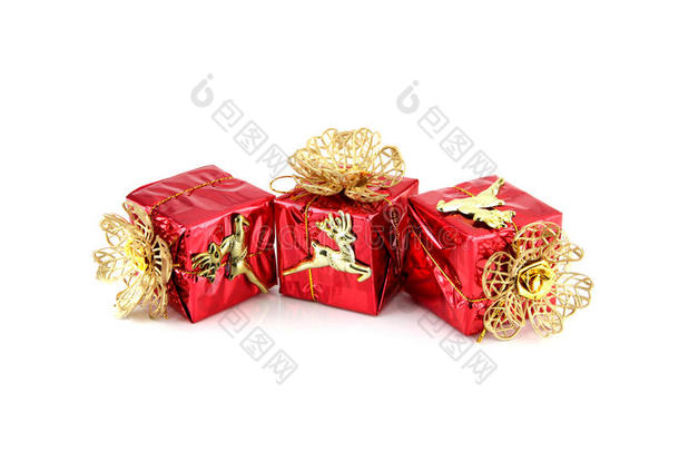 红色<strong>礼品</strong>盒和<strong>金色</strong>驯鹿。