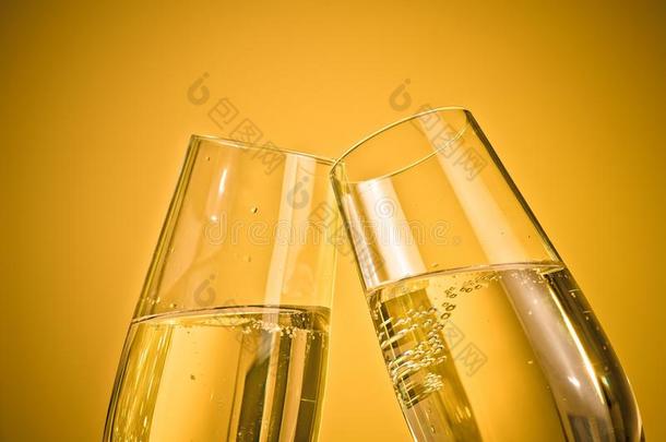 一对金色背景上有金色气泡的香槟长笛