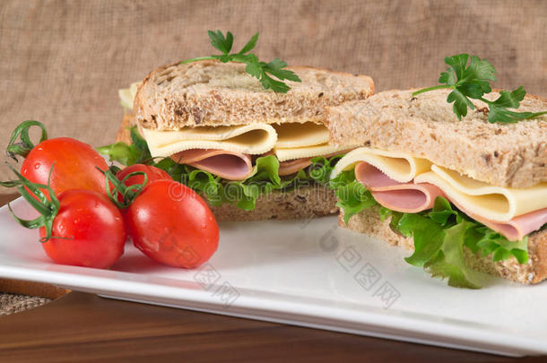 新鲜火腿和奶酪搭配白色三明治，在乡村厨房环境中