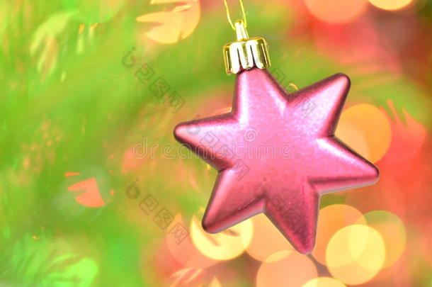 圣诞装饰，粉红圣诞星球挂在云杉枝上