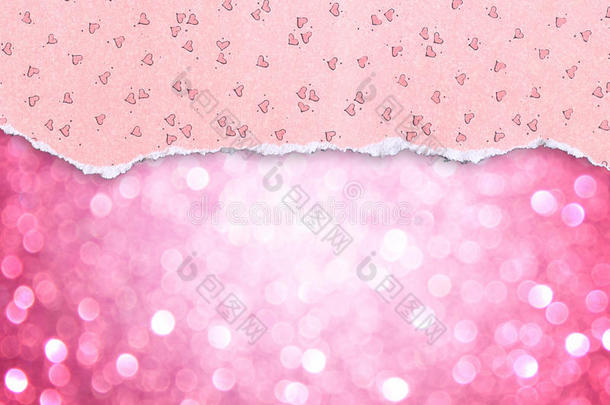 粉色碎纸，粉红色闪光背景上有心形图案