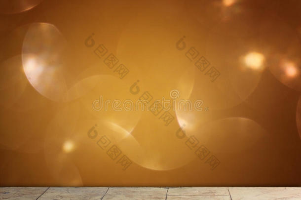 纹理木板和温暖的金色bokeh灯光效果