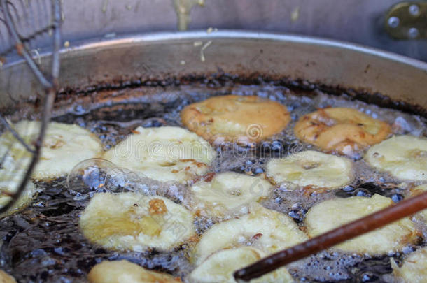 在沸腾的油锅里炸苹果碎屑