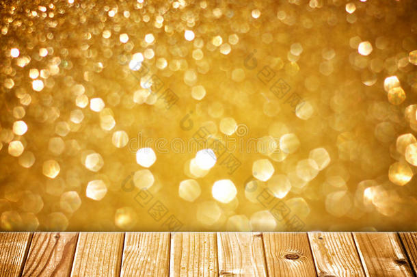 纹理木板和温暖的金色bokeh灯光效果