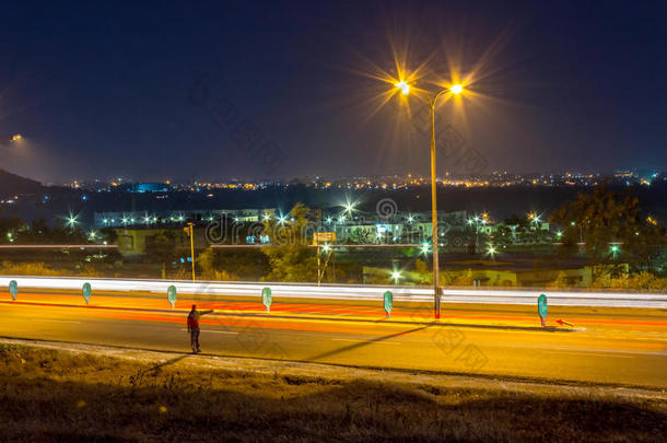 被困人员搭便车，夜间帮助