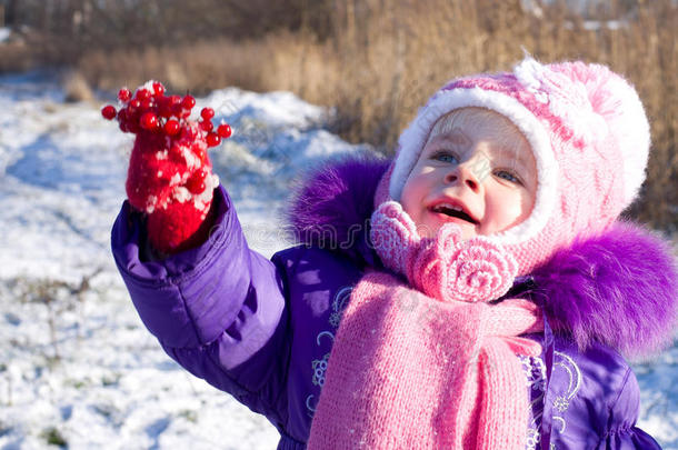 雪景中的快乐小女孩