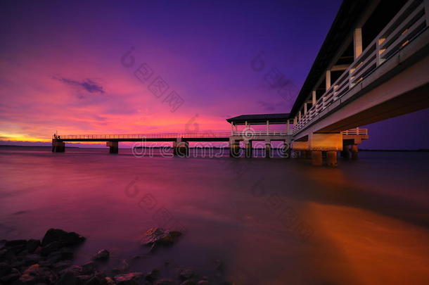马来西亚巴甘大东码头的紫色日落图片