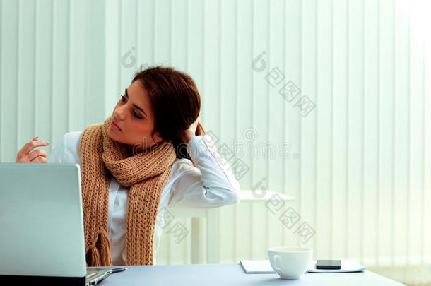 忧郁的女商人坐在自己的工作<strong>岗位</strong>上，望向别处