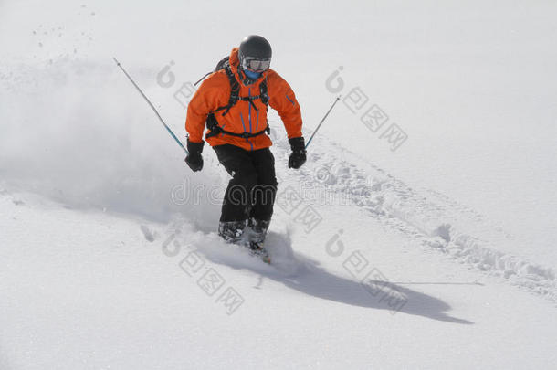 滑雪者在深粉，极端自由行