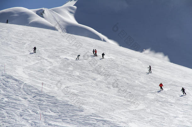 滑雪场滑雪者下坡