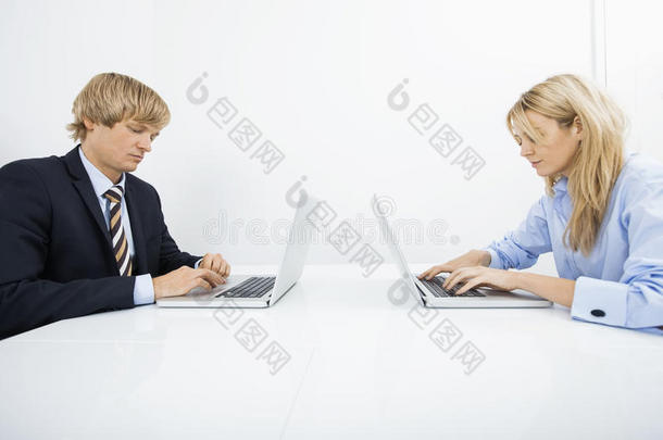 商务人士在办公室办公桌上使用笔记本电脑