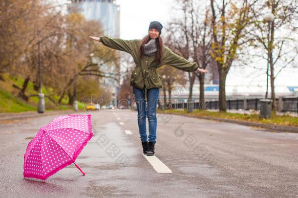 秋雨中撑伞散步的年轻女子