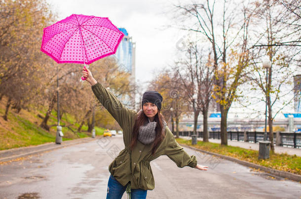 秋<strong>雨中撑伞</strong>散步的年轻女子