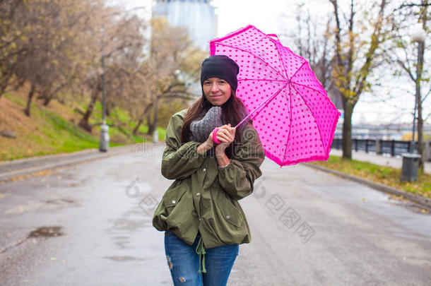 秋<strong>雨中撑伞</strong>散步的年轻女子