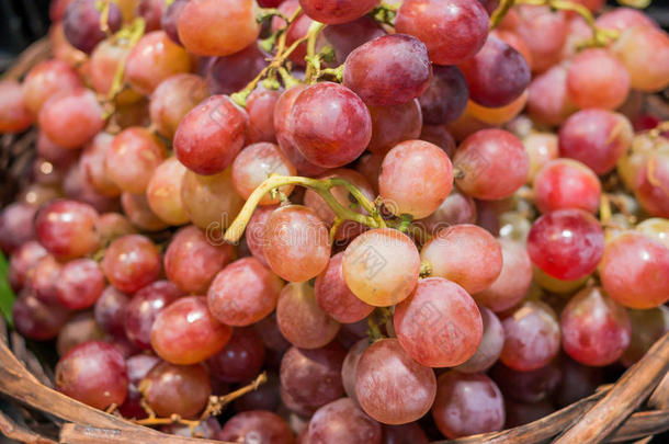 水果摊上的葡萄