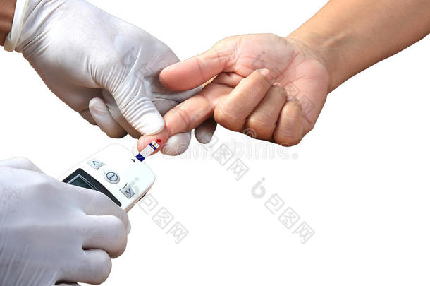 医生用手指抽血，然后用数字<strong>血糖</strong>仪测量病人的<strong>血糖</strong>水平