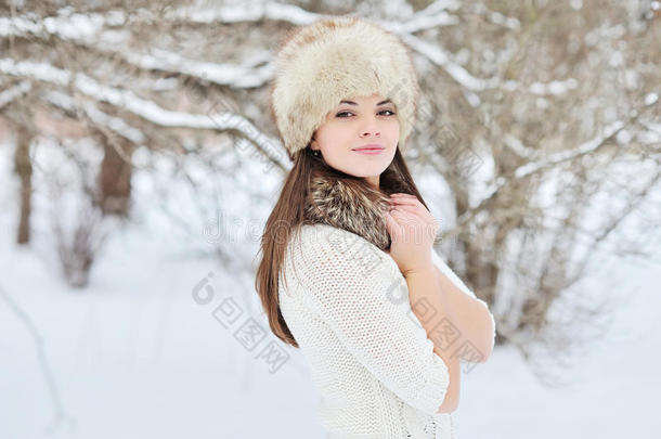 冬季靓女户外时尚写真