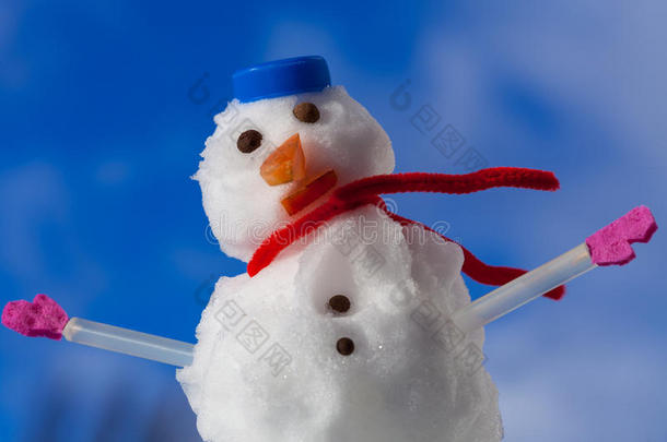 圣诞快乐小雪人戴着<strong>粉色</strong>手套在户外。冬<strong>季</strong>。