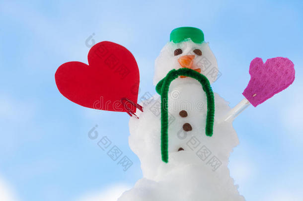 小圣诞快乐雪人红心户外爱情象征。冬天。