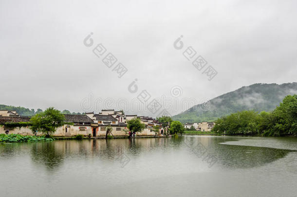 雨中的宏村