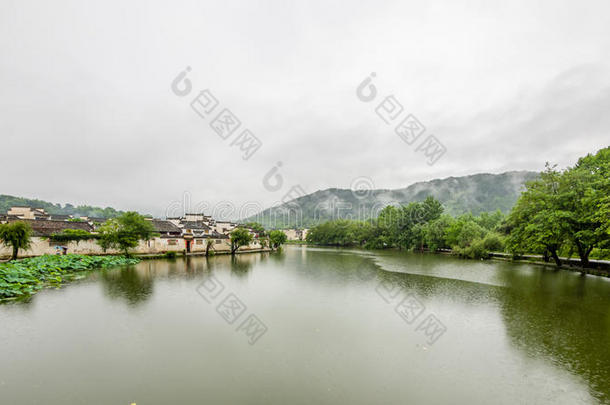 雨中的宏村