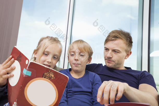 爸爸和孩子在家里读故事书