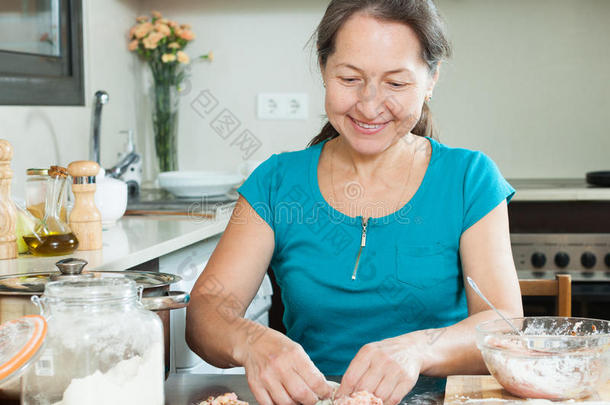 成熟女人包饺子