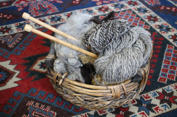 篮子里的天然羊毛和家纺绞纱