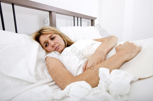 卧床腹痛的妇女