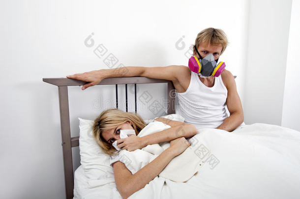 男戴防毒面具女患感冒卧床画像