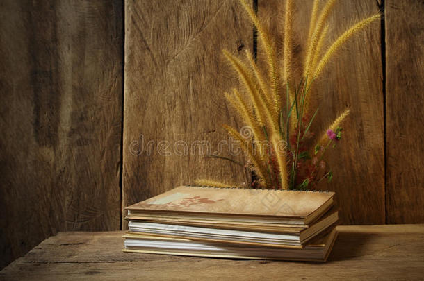 木质背景上有笔记本和花狐尾草的静物画