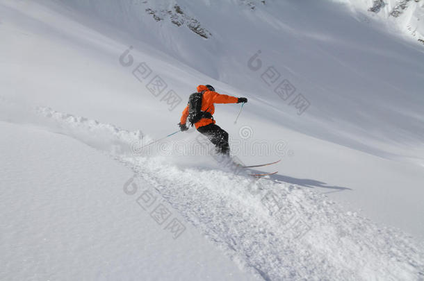 滑雪者在深粉，极端自由行