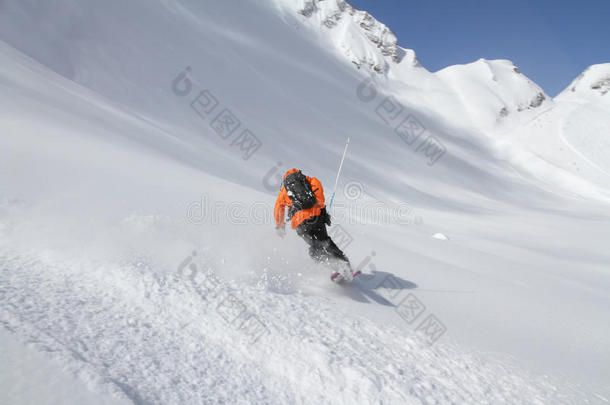 滑雪者在深粉，极端自由行