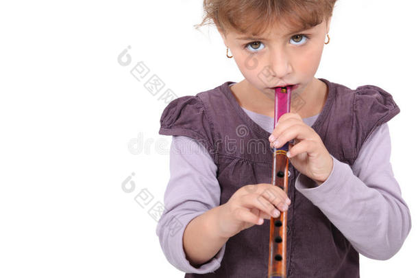 吹笛子的小女孩