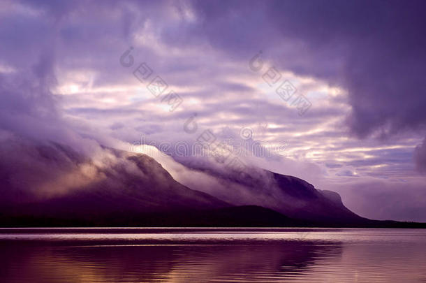风景。晨雾中的山湖，紫色的山峦